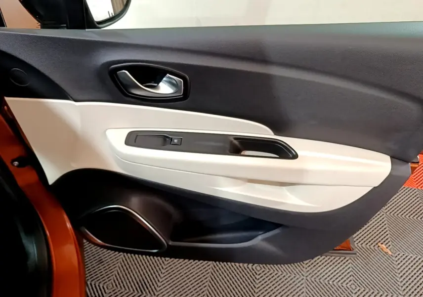 Vue rapprochée de la porte côté gauche du Renault Captur orange 2019, avec garniture bicolore noire et beige.