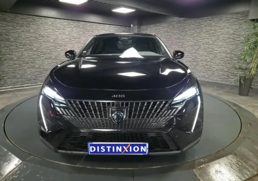 Vue avant frontale du Peugeot 408 noir avec calandre verticale et feux LED en forme de griffes allumés.