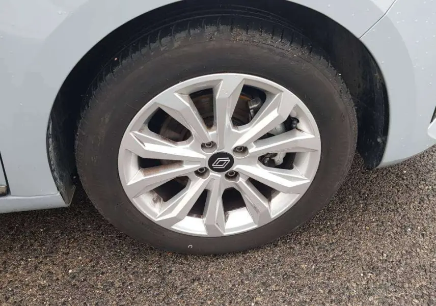 Gros plan sur la roue avant droite d’une Renault Clio gris clair 2025 avec jante alliage moderne.