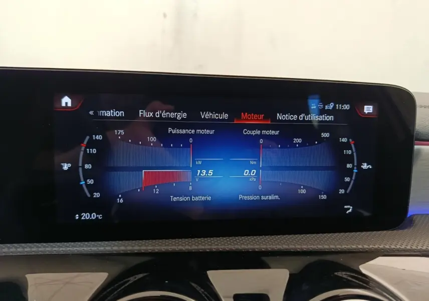 Écran tactile intérieur de la Mercedes Classe A 250 e AMG Line 2021 affichant les données moteur et batterie.