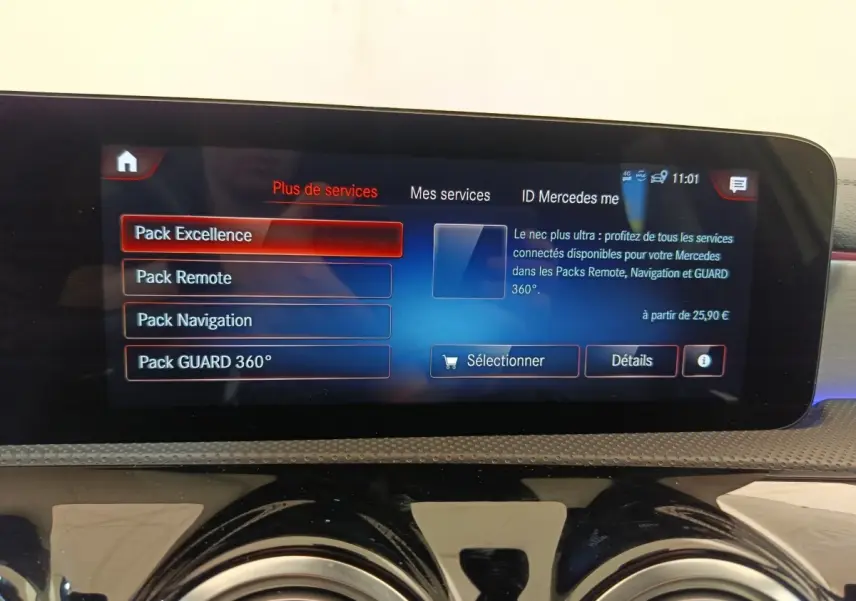 Écran tactile intérieur de la Mercedes Classe A blanche, affichant les options de services connectés Pack Excellence.
