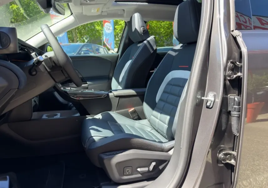 Vue intérieure côté conducteur du Citroën C5 Aircross gris platinium, sièges Advanced Comfort en cuir et tissu, volant multifonctions.