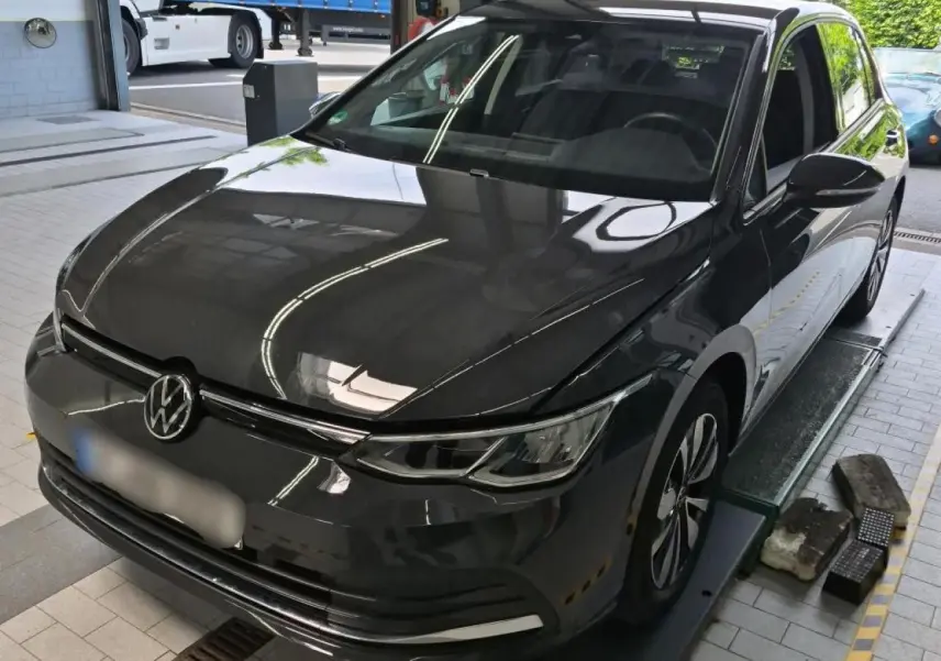 Volkswagen Golf 8 gris Urano vue 3/4 avant droit avec phares LED et jantes alliage Norfolk.