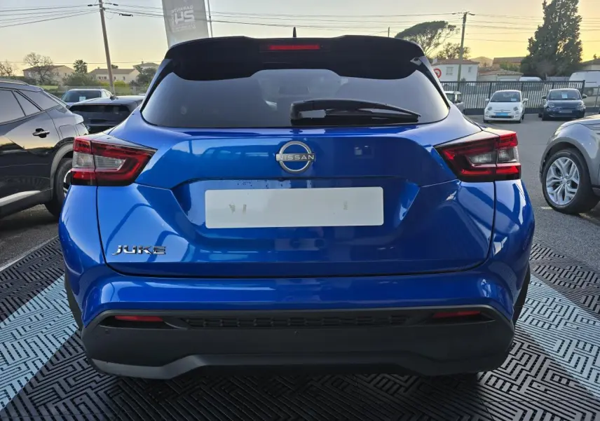 Vue arrière d'un Nissan Juke II bleu magnetic avec feux LED et logo Nissan bien visibles.