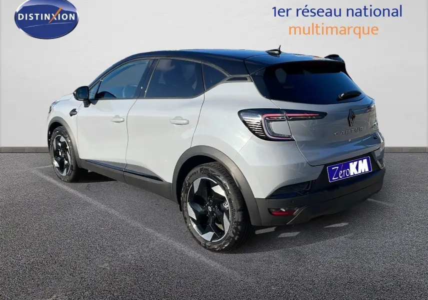 Renault Captur E-Tech hybride gris Rafale avec toit noir, vu en 3/4 arrière côté gauche sur parking.