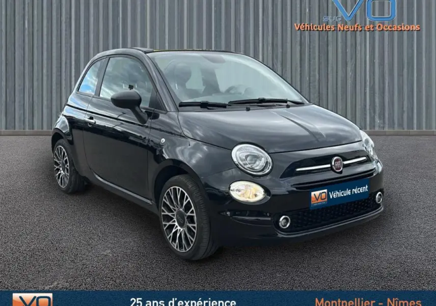 Fiat 500C noire vue 3/4 avant droit, compacte avec jantes stylées et logo Fiat visible sur la calandre.