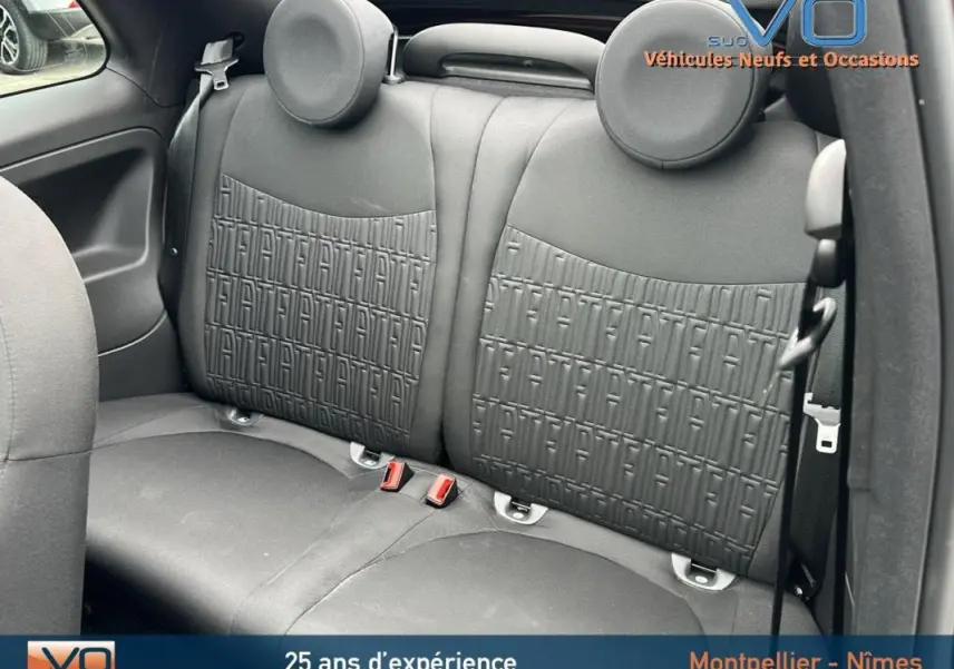 Vue intérieure arrière des sièges noirs de la FIAT 500C 2024 avec motifs FIAT embossés sur les dossiers.