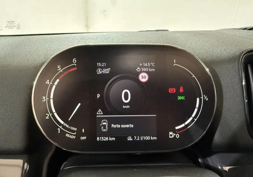 Tableau de bord numérique de MINI Countryman noir 2020 affichant vitesse, régime moteur et alerte porte ouverte.