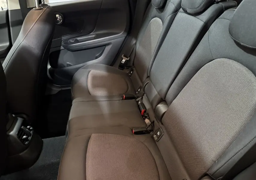 Vue côté droit de la banquette arrière noire et grise du MINI Countryman Cooper D 2020 avec appuie-têtes intégrés.