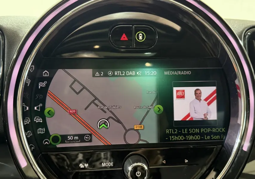 Écran tactile central rond du MINI Countryman noir 2020 affichant navigation et média radio RTL2.