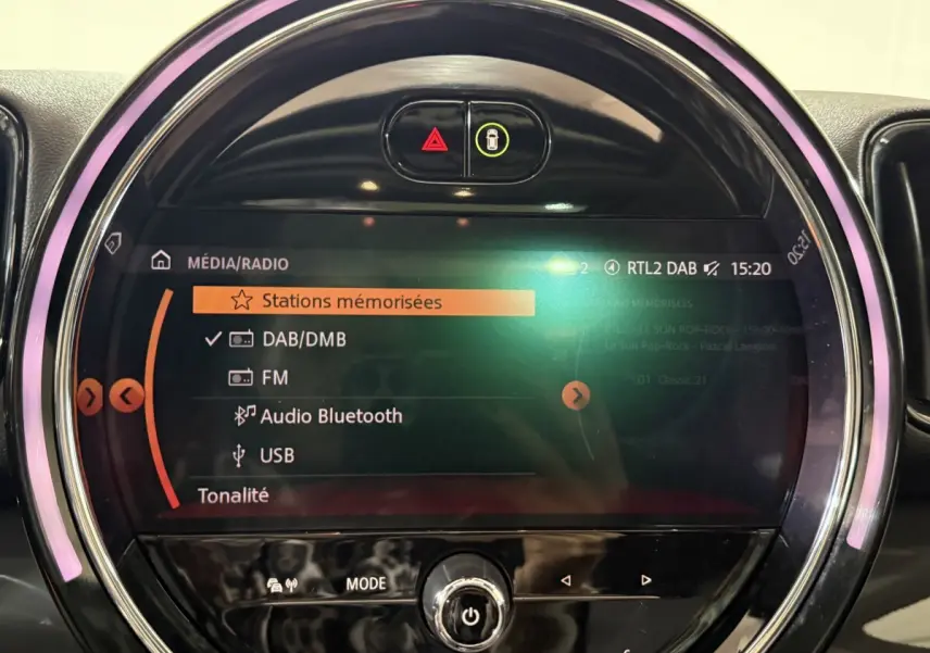 Écran tactile circulaire du système multimédia MINI Countryman Cooper D 2020 affichant les options radio et Bluetooth.