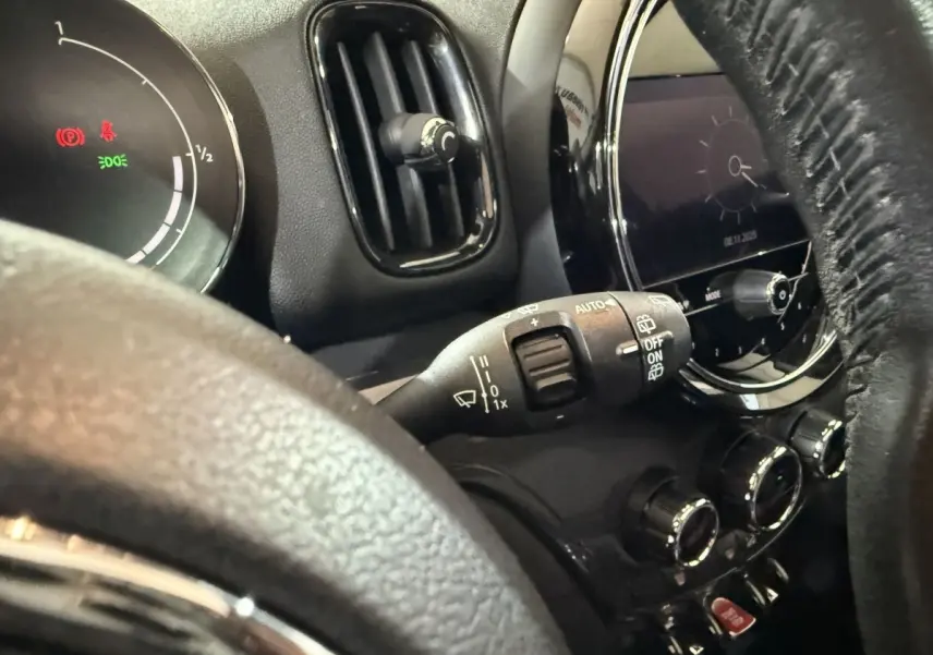 Gros plan sur le tableau de bord noir et volant cuir de la MINI Countryman Cooper D Business Design 2020.