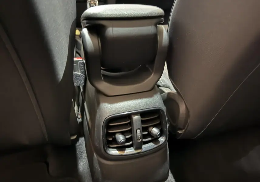 Détail des aérateurs arrière entre les sièges avant noirs d'un MINI COUNTRYMAN Cooper D Business Design 2020