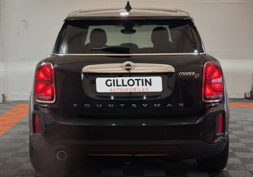 Vue arrière d'une MINI Countryman Cooper D Business Design noire avec feux LED et logo distinctif visible.