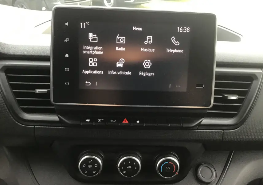 Vue rapprochée de l’écran tactile Easy Link 8 pouces et des commandes de climatisation du Renault Trafic Combi gris Highland 2022.