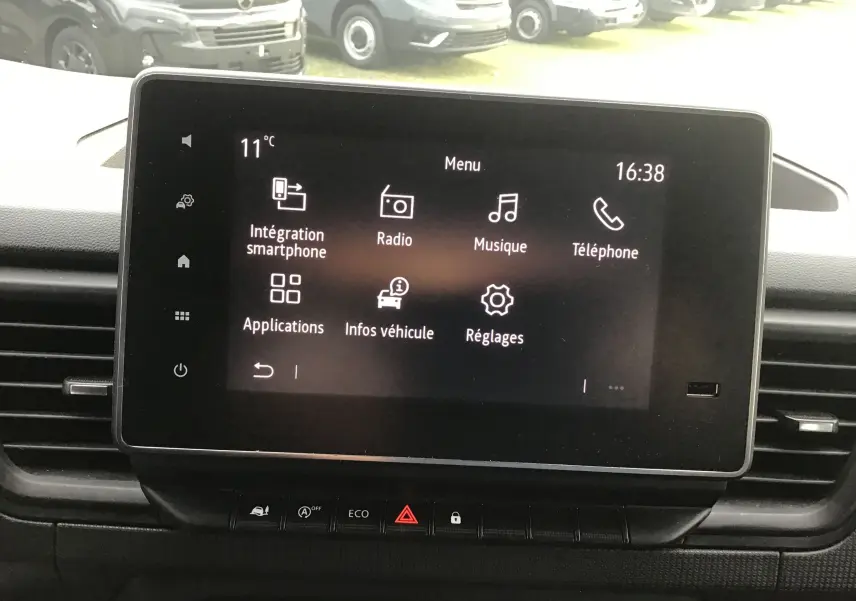 Écran tactile Easy Link 8'' du Renault Trafic Combi L2 gris Highland, affichant le menu multimédia intérieur.