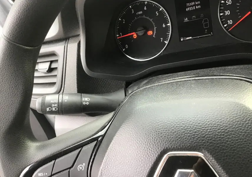 Vue rapprochée du tableau de bord et volant noir du Renault Trafic Combi avec compte-tours et affichage digital.