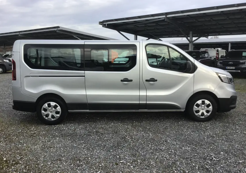 Profil côté gauche d’un Renault Trafic Combi gris Highland 2022, avec fenêtres latérales et jantes acier.
