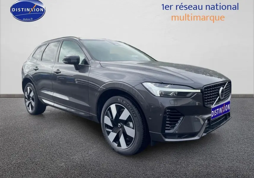 Vue 3/4 avant droite d’un Volvo XC60 gris brume métallisé avec jantes alu distinctives et calandre chromée.