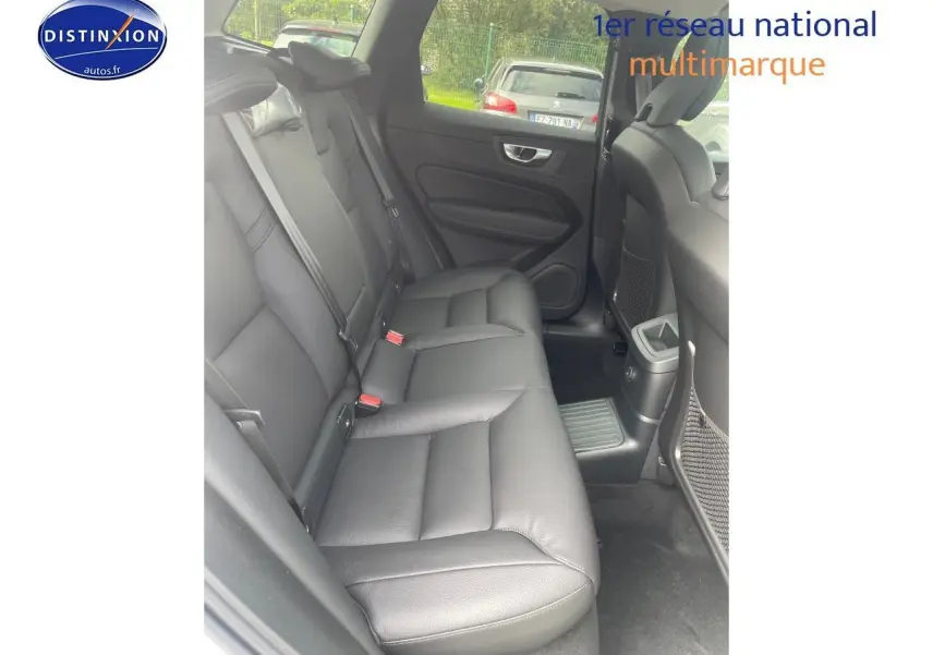 Vue intérieure côté droit sur la banquette arrière en cuir noir du Volvo XC60 gris 2024, avec appuis-tête et ceintures visibles.