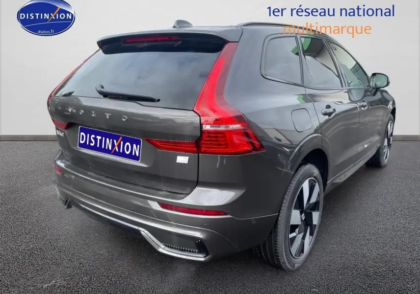 Vue 3/4 arrière droite d’un Volvo XC60 gris métallisé avec feux arrière LED et jantes alliage distinctives.