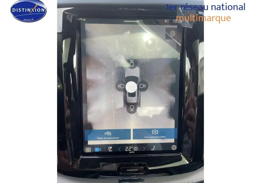 Écran tactile central affichant la vue 360° du Volvo XC60 gris, avec interface de caméras de stationnement.