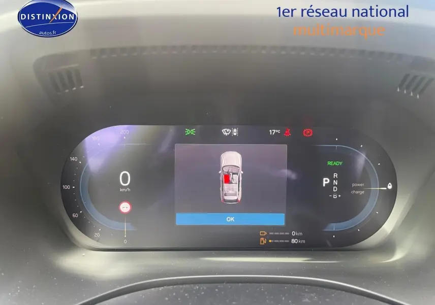 Tableau de bord numérique du Volvo XC60 gris, affichant la vitesse à 0 km/h et l'état des portes ouvertes.