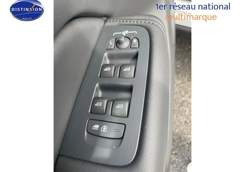 Panneau de commandes des vitres et rétroviseurs côté conducteur du Volvo XC60 gris 2024, intérieur noir.