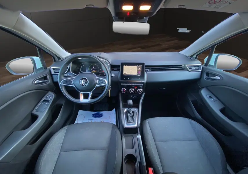 Vue intérieure avant de la Renault Clio V E-Tech 140 Business avec tableau de bord noir et écran tactile central.