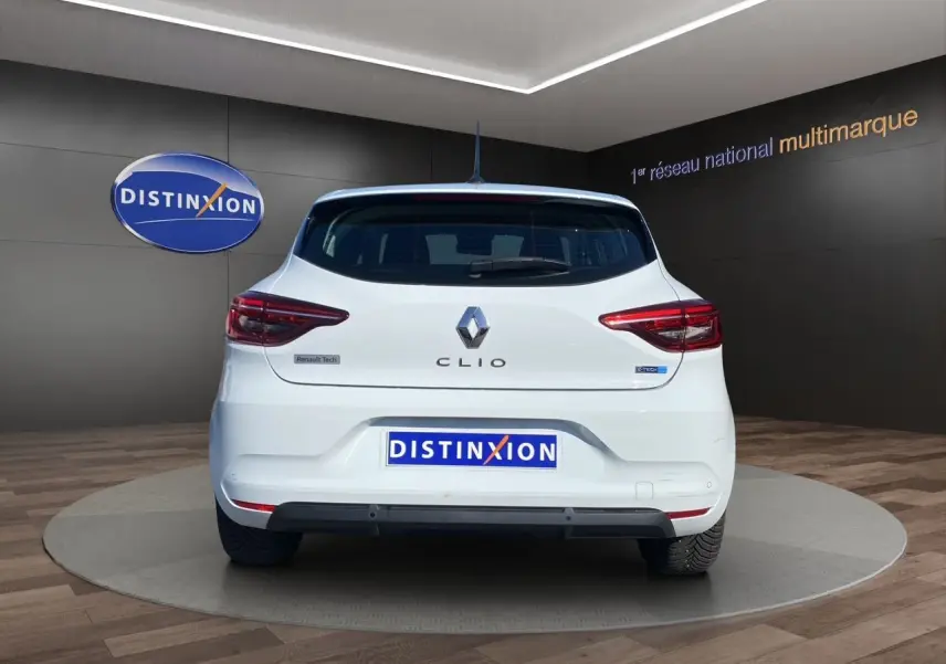 Vue arrière d'une Renault Clio V blanche E-Tech 140 Business Société, avec feux arrière LED et logo distinctif.