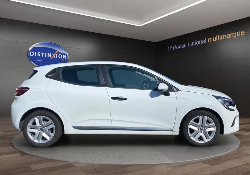Profil droit de la Renault Clio V blanche hybride, version Business Société, avec jantes alliage et vitres teintées.