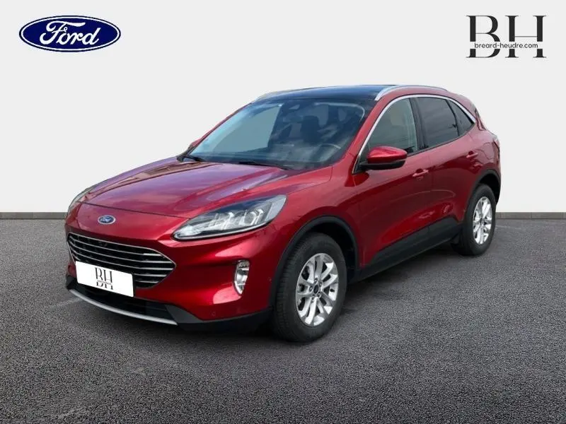 Ford Kuga 2022 rouge Premium Lucid en 3/4 avant droit avec toit panoramique et jantes alu visibles.