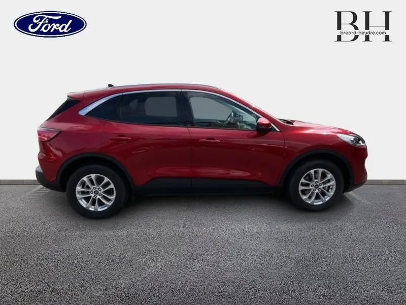 Vue latérale droite d'un Ford Kuga 2022 rouge Premium Lucid avec toit panoramique et jantes alliage.