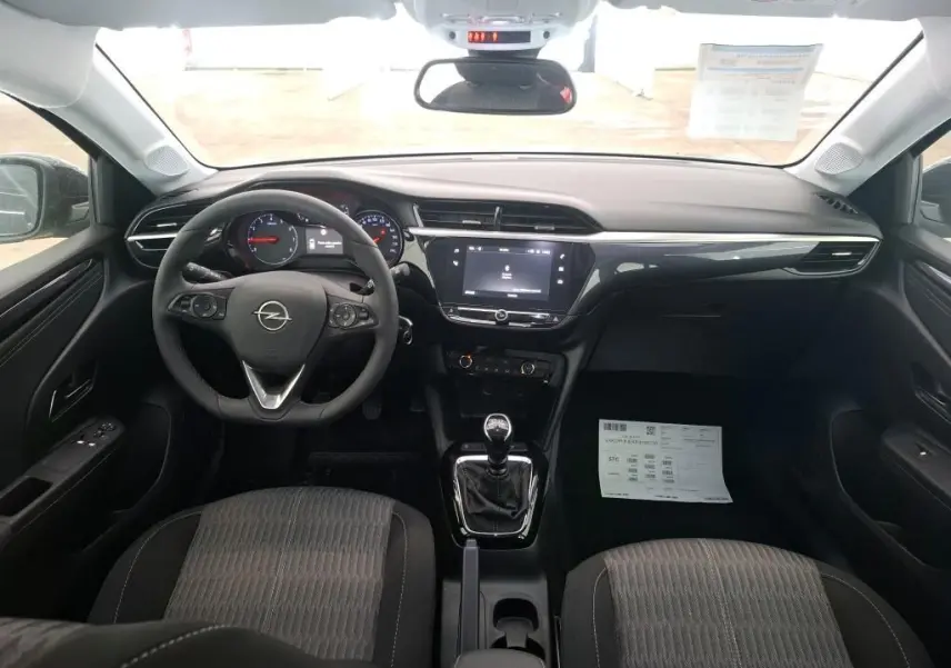 Vue intérieure avant de l’Opel Corsa 2023 noir perla, avec volant multifonction et boîte manuelle visible.