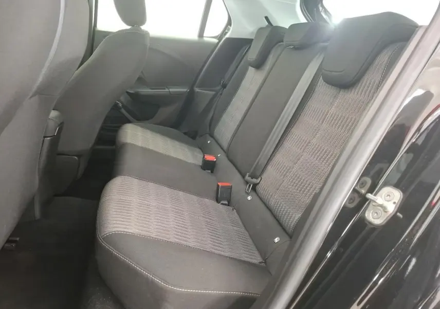 Vue intérieure côté droit des sièges arrière en tissu gris et noir de l’Opel Corsa F Elegance Business 2023 noir perla.