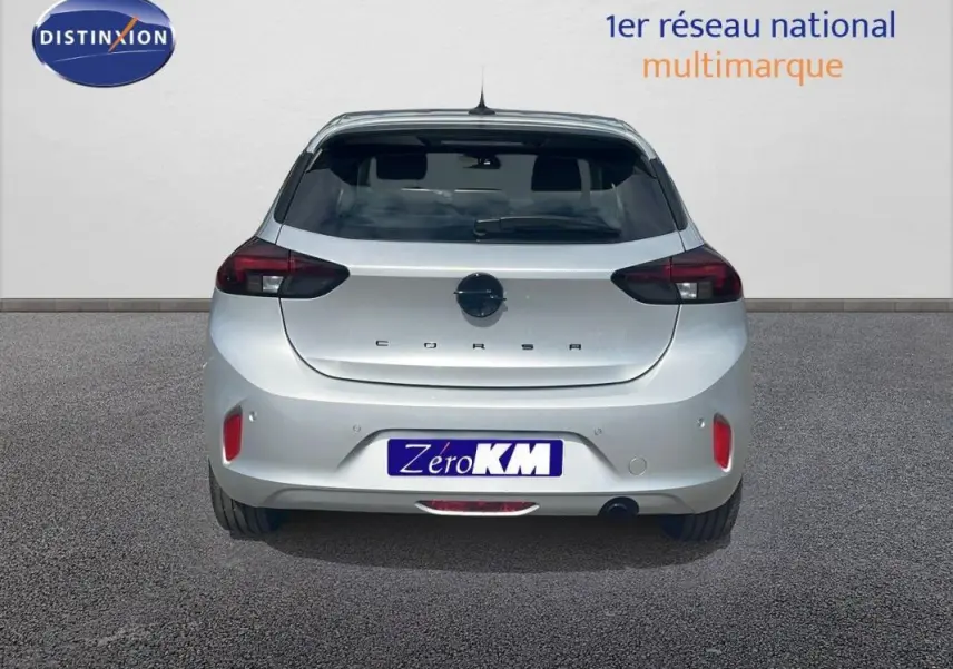 Vue arrière d'une Opel Corsa 1.2 PureTech 75ch Edition gris clair, avec feux arrière foncés et plaque Zero KM.