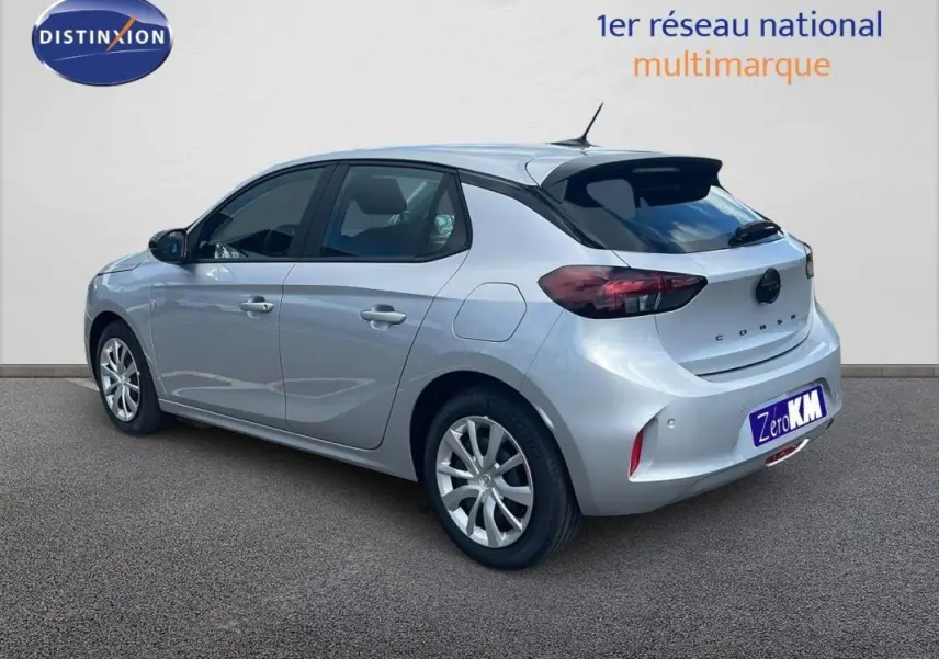 Vue 3/4 arrière droite d'une Opel Corsa gris clair 2025 avec feux arrière foncés et jantes alliage.