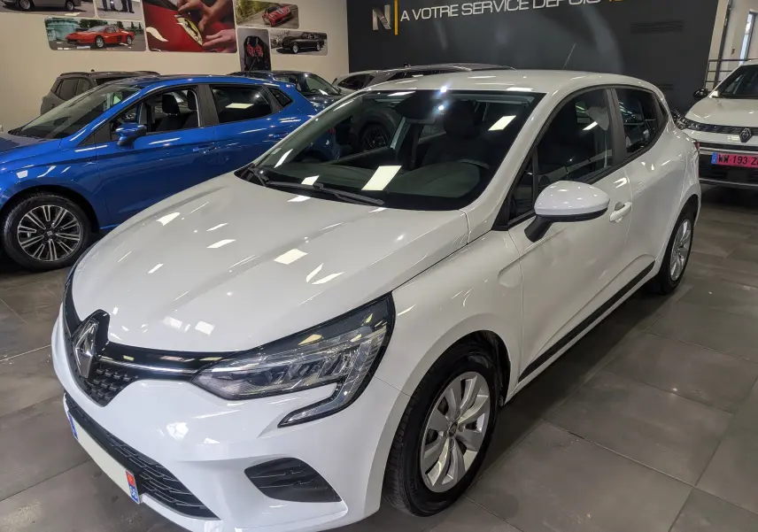 Vue 3/4 avant droite d'une Renault Clio V blanche Glacier en version Société, avec phares LED et jantes alliage.