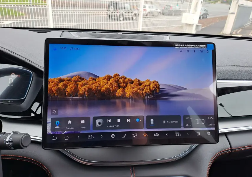 Vue intérieure centrée sur l'écran tactile 15,6'' du tableau de bord du BYD SEAL U 2025 avec sellerie noire.