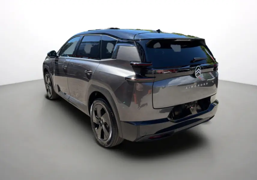 Vue 3/4 arrière gauche du Citroën C5 Aircross New Hybrid 145 gris platinium avec toit noir et jantes alu noires.