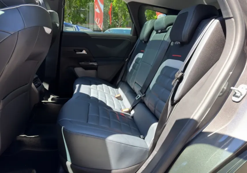 Vue côté droit de la banquette arrière cuir gris du Citroën C5 Aircross New Hybrid 2026 avec ceinture et appuie-têtes visibles.