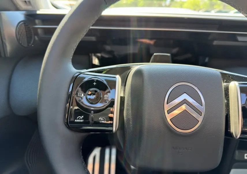 Gros plan sur le volant cuir multifonctions du Citroën C5 Aircross New Hybrid 145, avec logo chrome central.