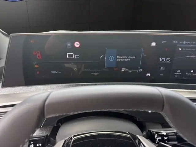 Vue rapprochée du combiné d'instruments numérique du Peugeot 3008 hybride 2025, affichage multifonctions clair.