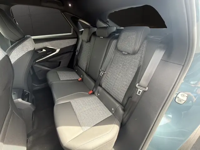 Vue intérieure du siège arrière droit du Peugeot 3008 bleu 2025, avec banquette 3 places en tissu et cuir gris.