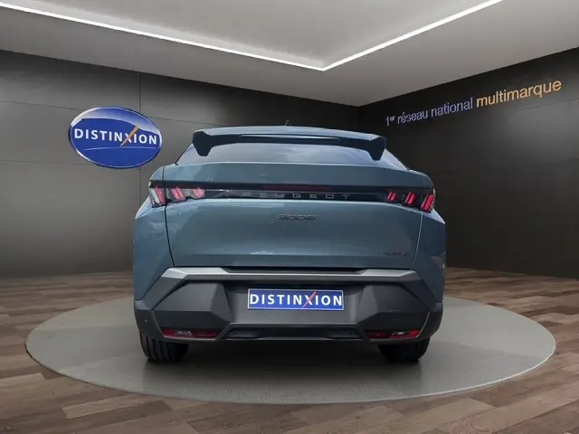 Vue arrière d'un Peugeot 3008 bleu 2025 avec feux LED distinctifs et toit panoramique en showroom.
