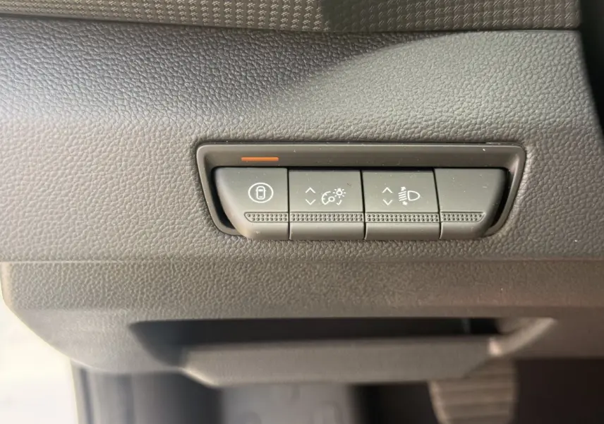 Gros plan sur les boutons de réglage du tableau de bord du Renault Trafic Fourgon blanc, version 2025.