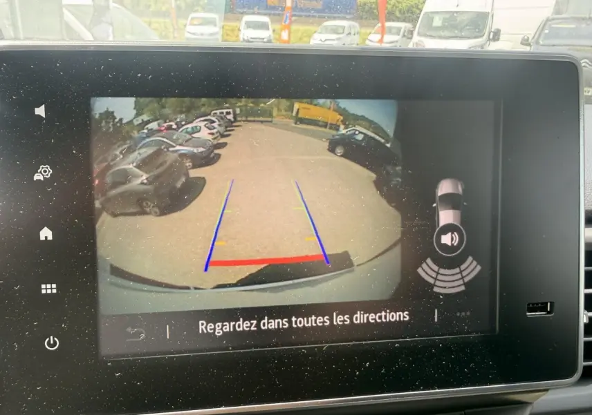 Affichage de la caméra de recul du Renault Trafic Fourgon blanc, vue arrière avec lignes de guidage colorées.