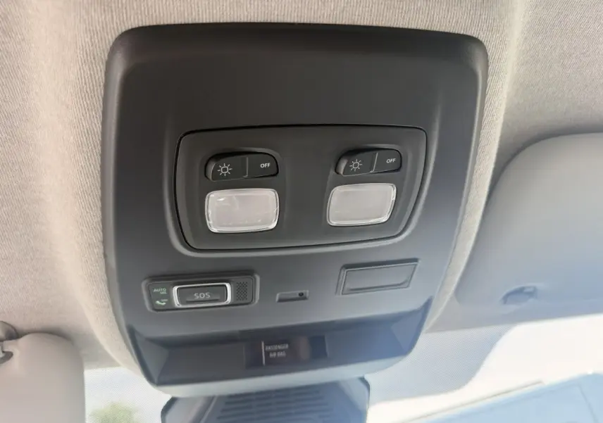 Plafonnier intérieur avec commandes d'éclairage et bouton SOS du Renault Trafic Fourgon blanc, vue de dessous.