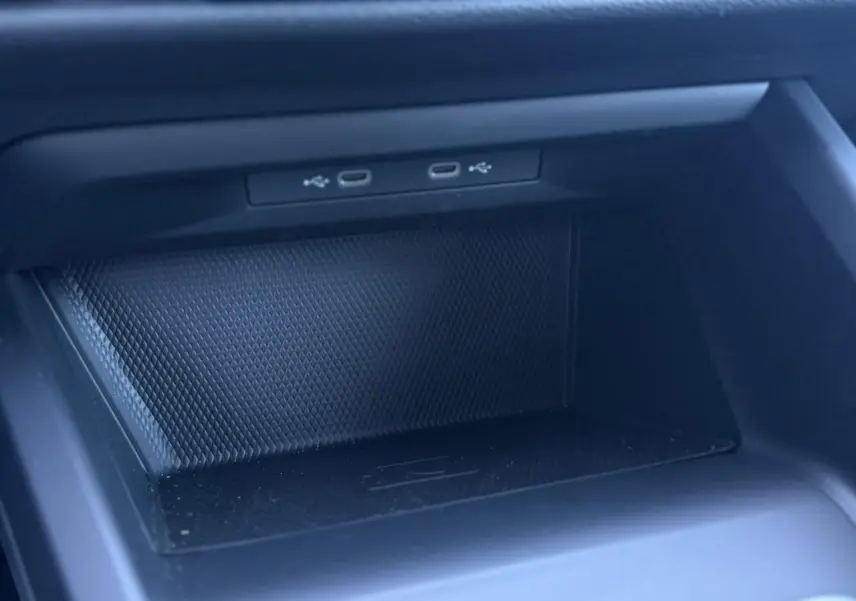 Gros plan sur la console centrale de la Volkswagen Golf 8 blanche, montrant deux ports USB-C intégrés.