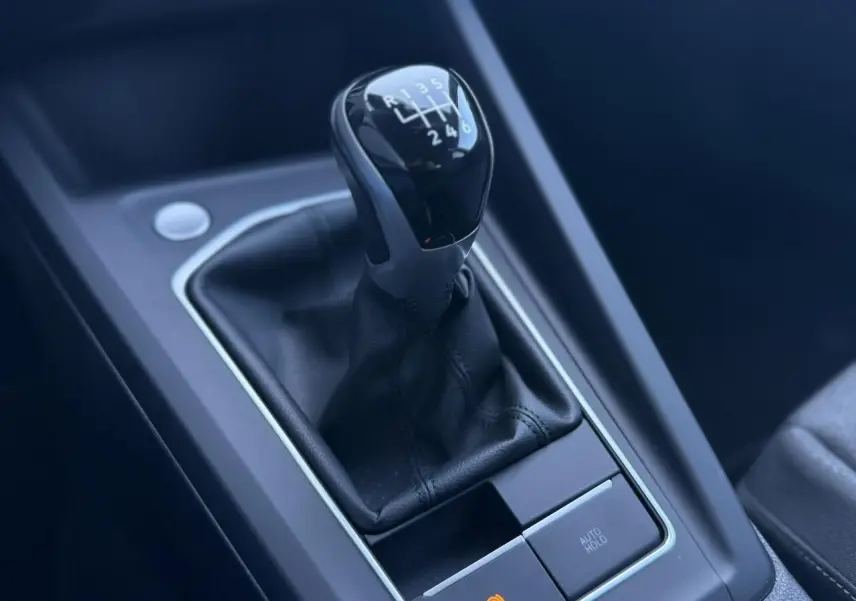 Le levier de vitesse manuel de la Volkswagen Golf 8, vue rapprochée sur la console centrale intérieure.